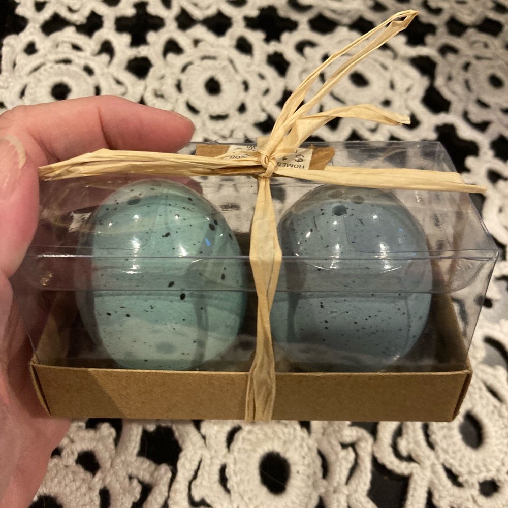 Vintage Spotted–blue NWT Easter Egg salt and pepper shaker set